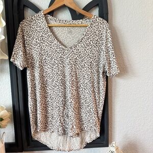 American Eagle Outfitters Cream Brown Animal Print Tee.     (F)